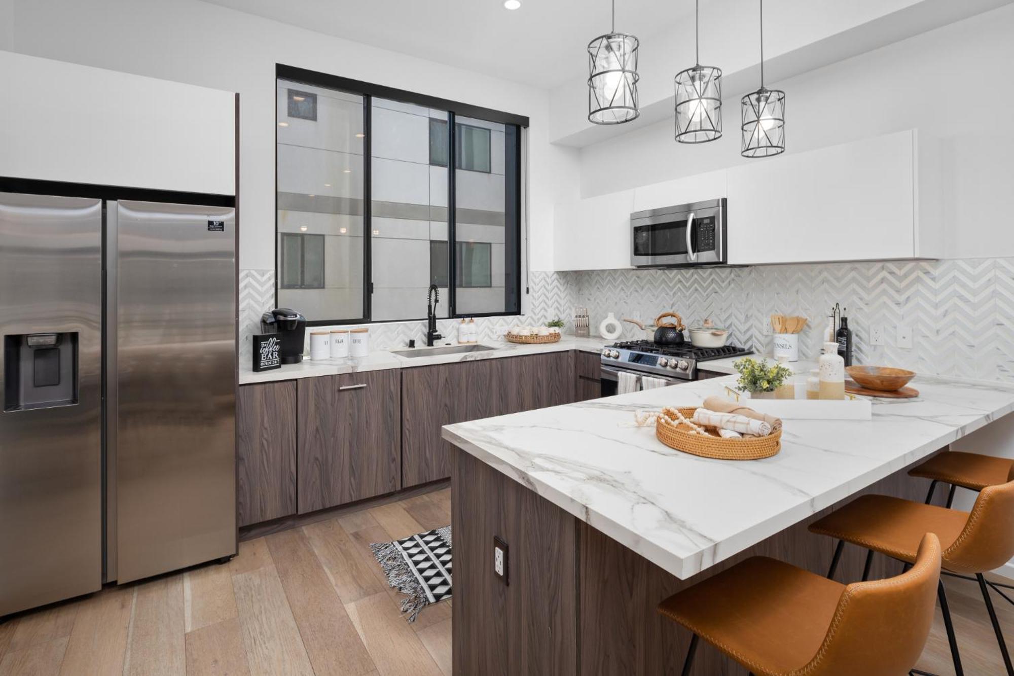 Modern Hollywood Charm *